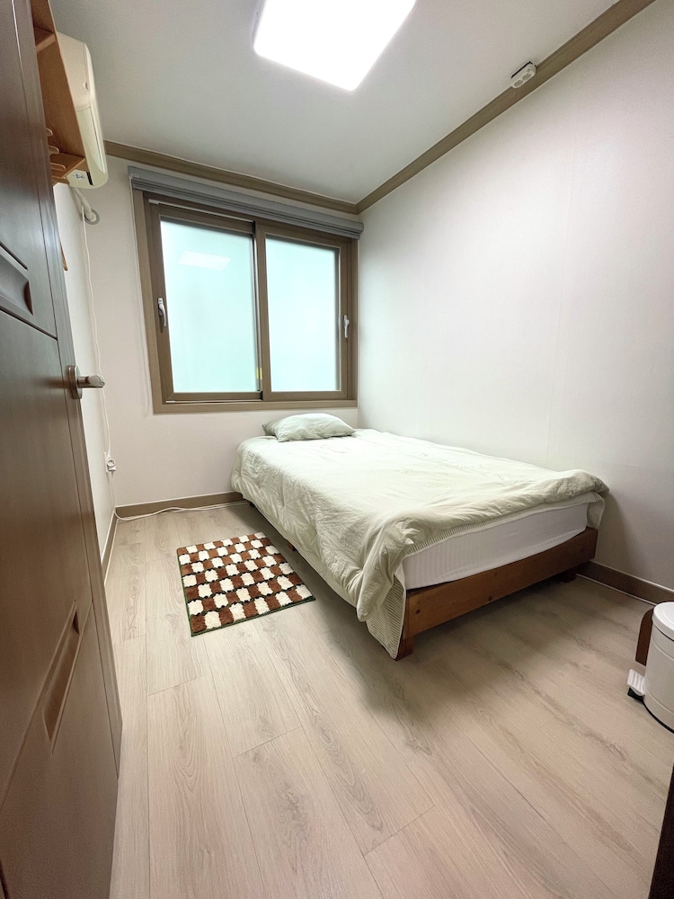 ROOM, SINGLE