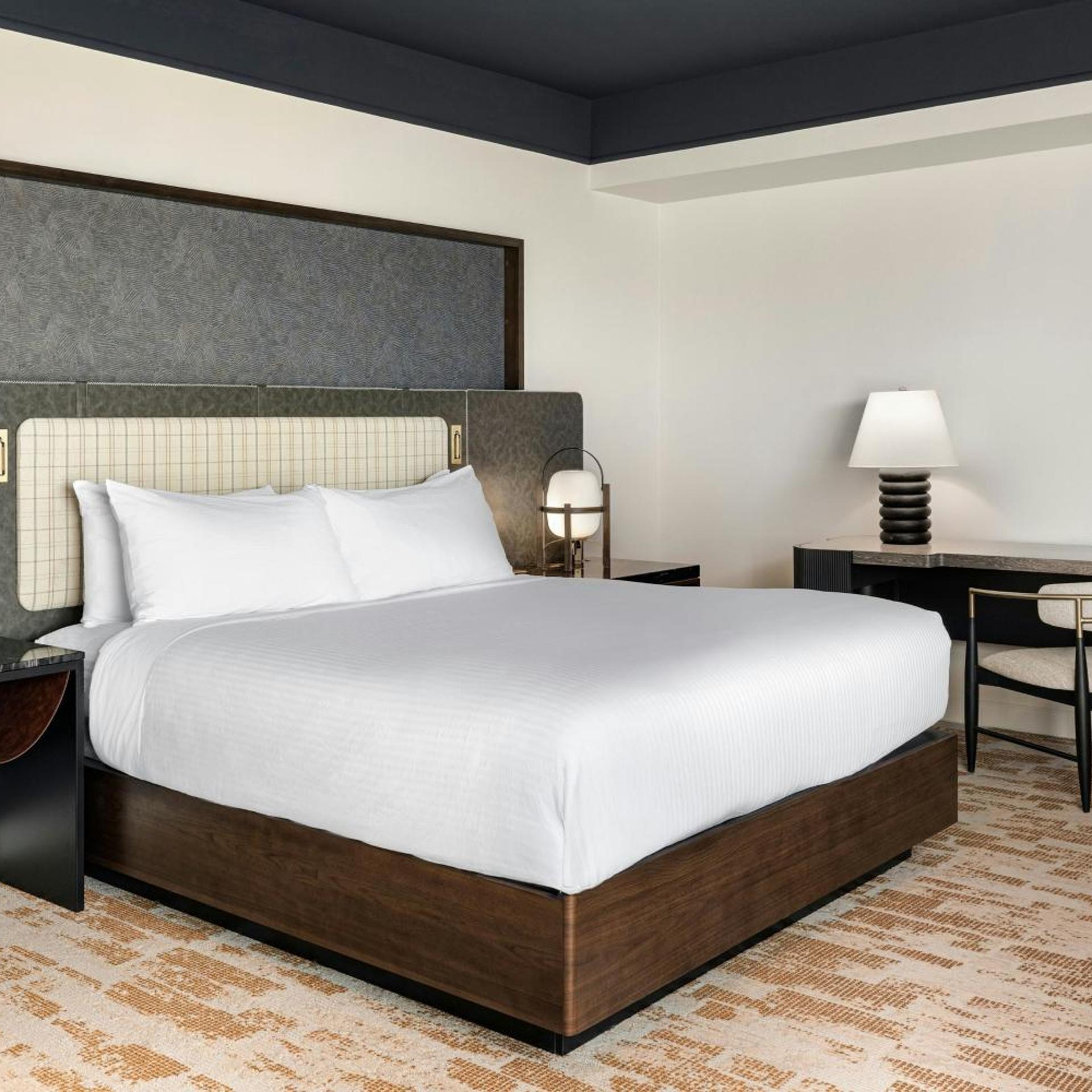 1 Bedroom, Suite, King Bed, Parlor