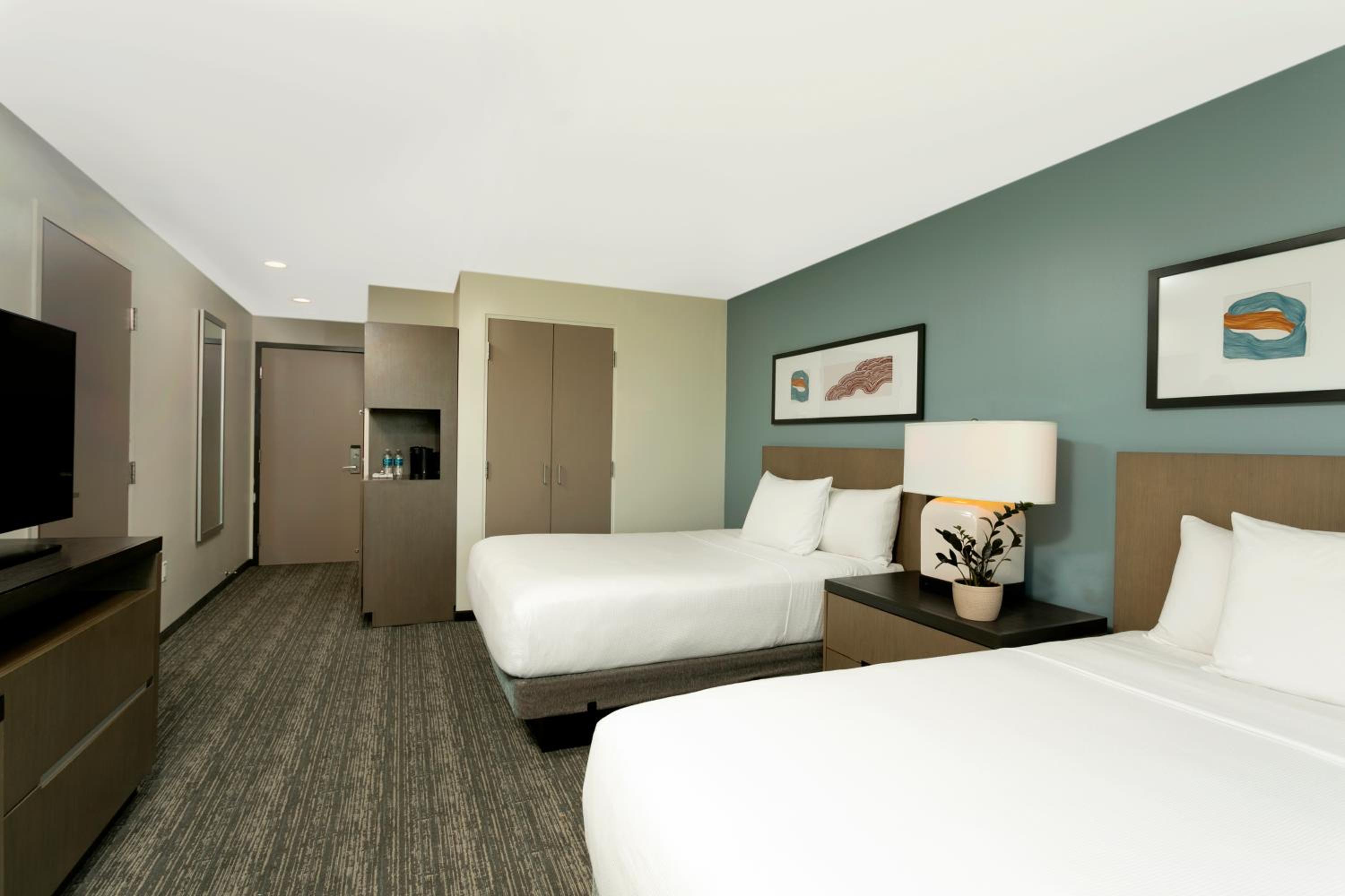 1 Bedroom, Suite, 2 Queen Beds, Bay View, Kitchen, Bathtub, Accessible