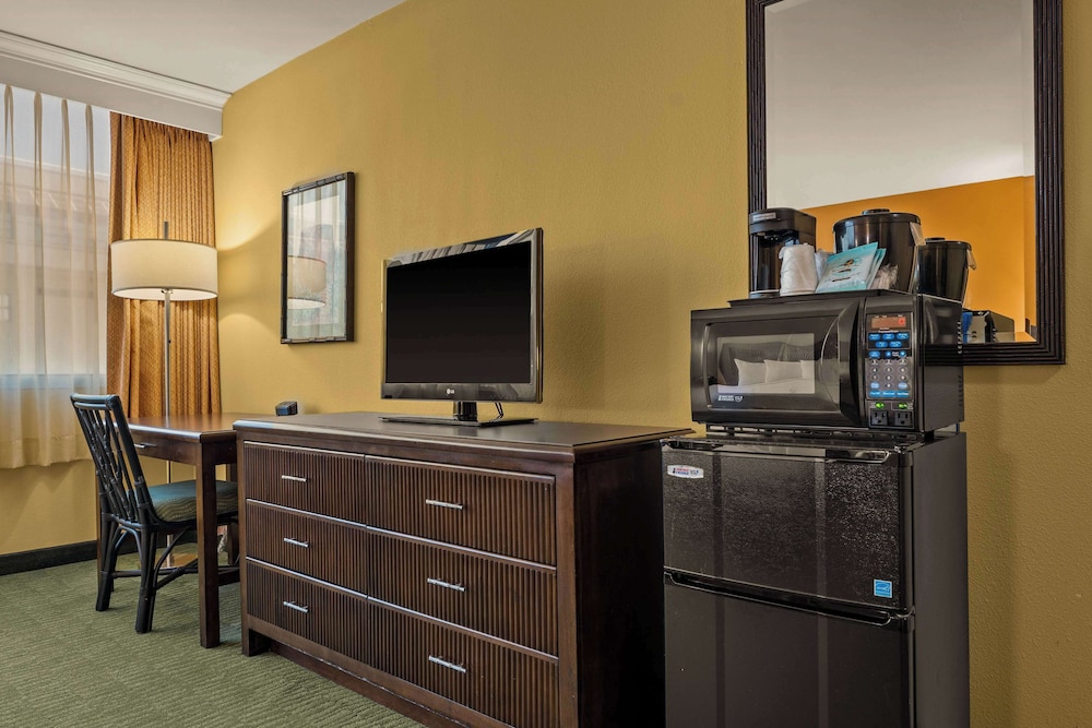 Airport Honolulu Hotel, Trademark Collection by Wyndham 11/63