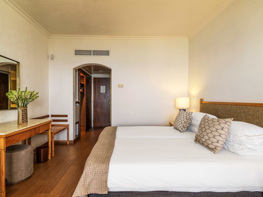 Coral Beach Hotel and Resort 26/95