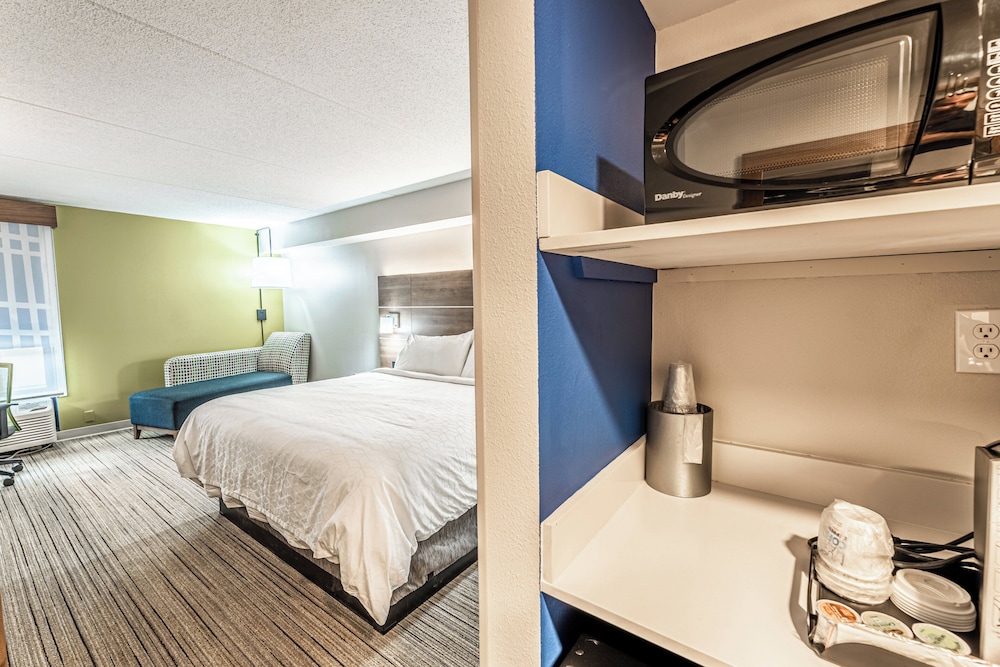 غرفة قياسية بسرير كينج بمنطقة جلوس، Holiday Inn Express Indianapolis South 9/10