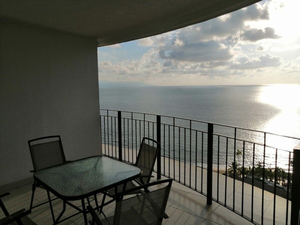 Grand Venetian Condominium 43/50
