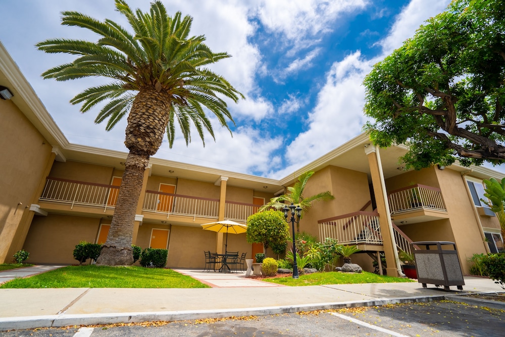 Howard Johnson By Wyndham Buena Park