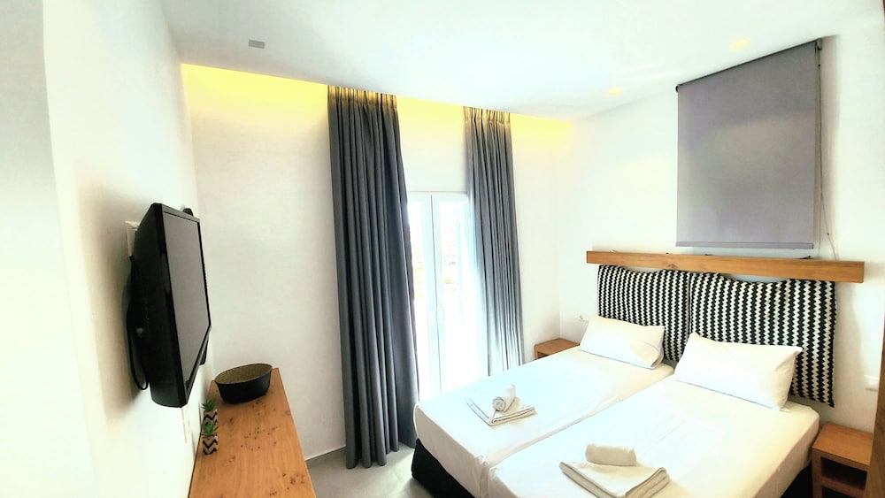 2 Bedrooms, Maisonette, 4 Beds, Sea View, Pool Exterior Entrance