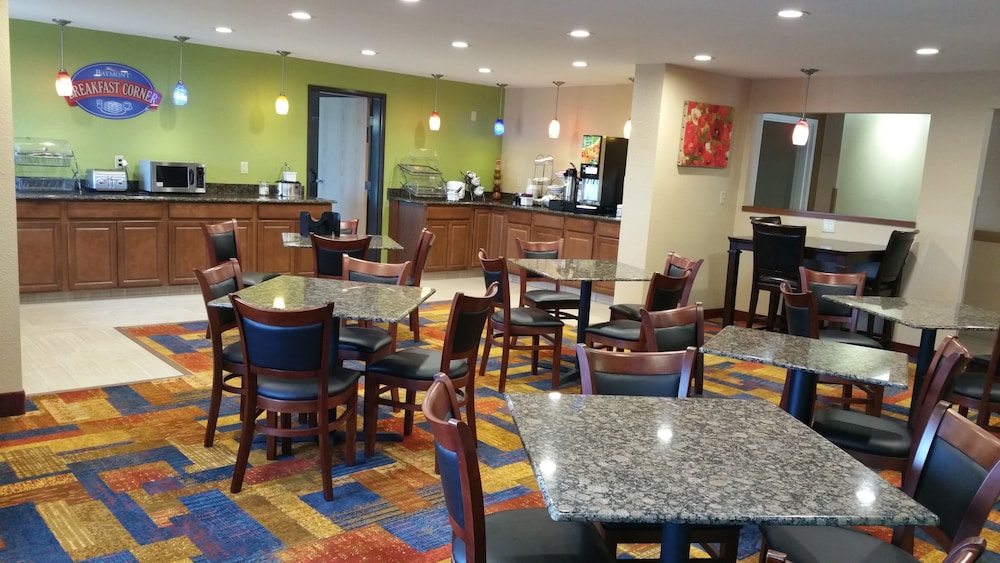 Baymont By Wyndham Waukesha 24/30