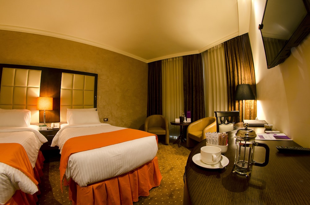 Meneur Hotel 10/29