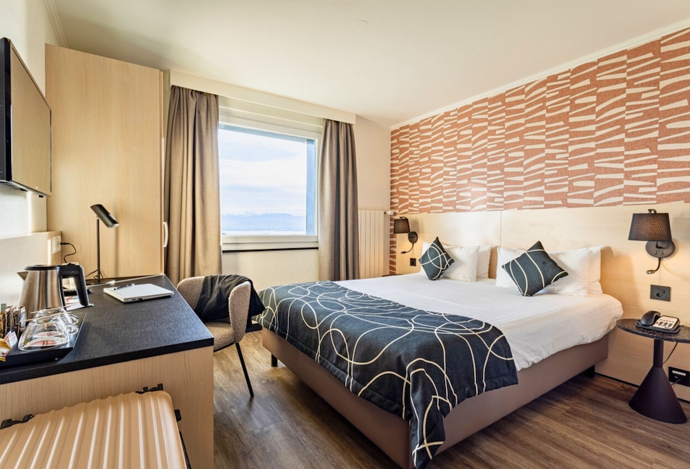 Standard, Queen Bed, Partial Lake View
