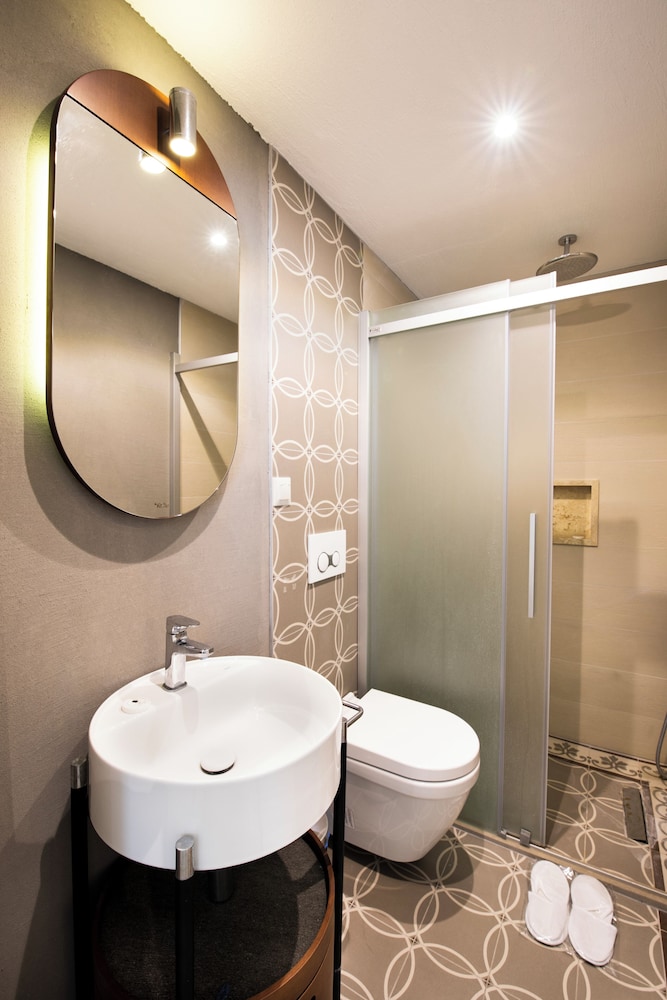 Monat Otel 47/50