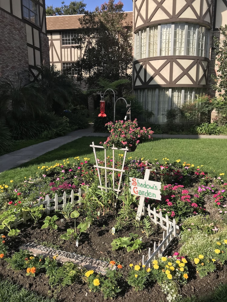 Anaheim Majestic Garden Hotel 68/73