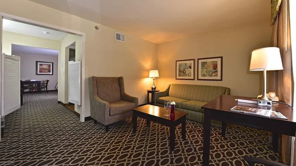 Sunday House Inn and Suites 12/23