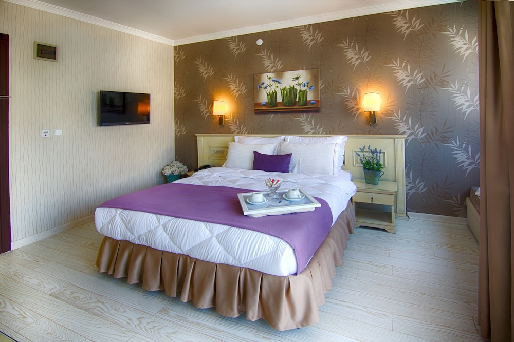 Romance Hotel 30/82
