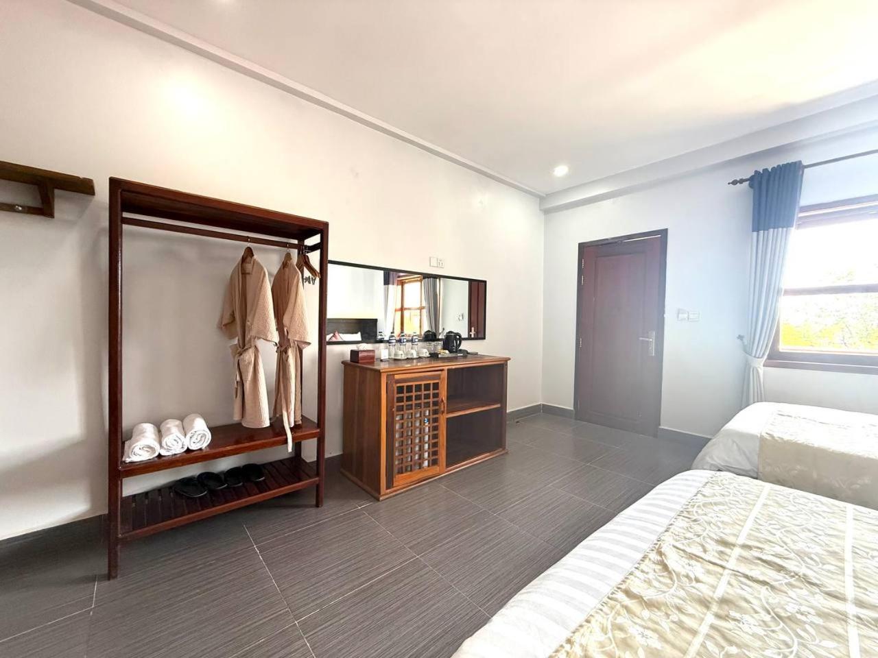 Two Moons Hotel 26/48