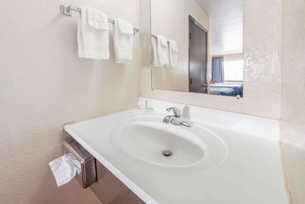 Days Inn by Wyndham Russell 10/18