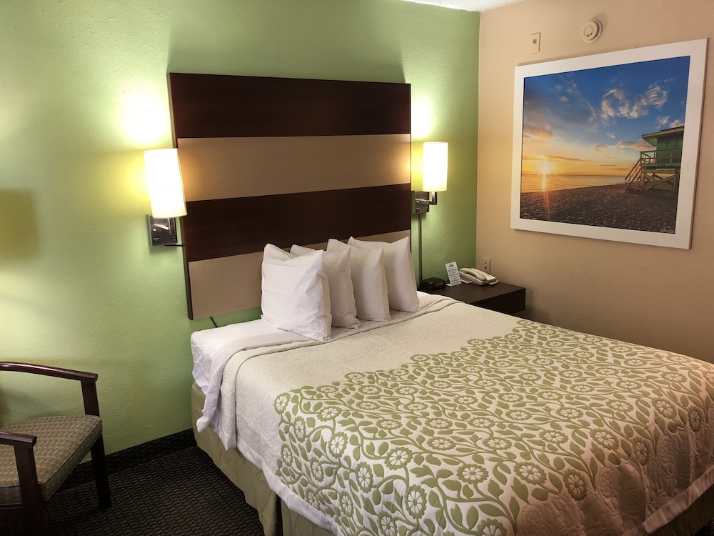 Days Inn by Wyndham Bradenton I-75 11/31