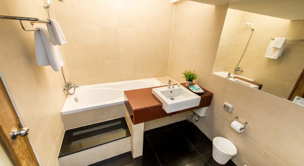 Laemtong Hotel Serviced Apartment 52/53