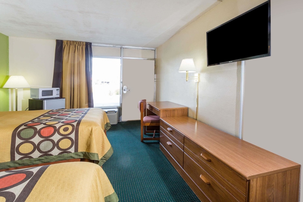 Super 8 by Wyndham Tifton 38/54