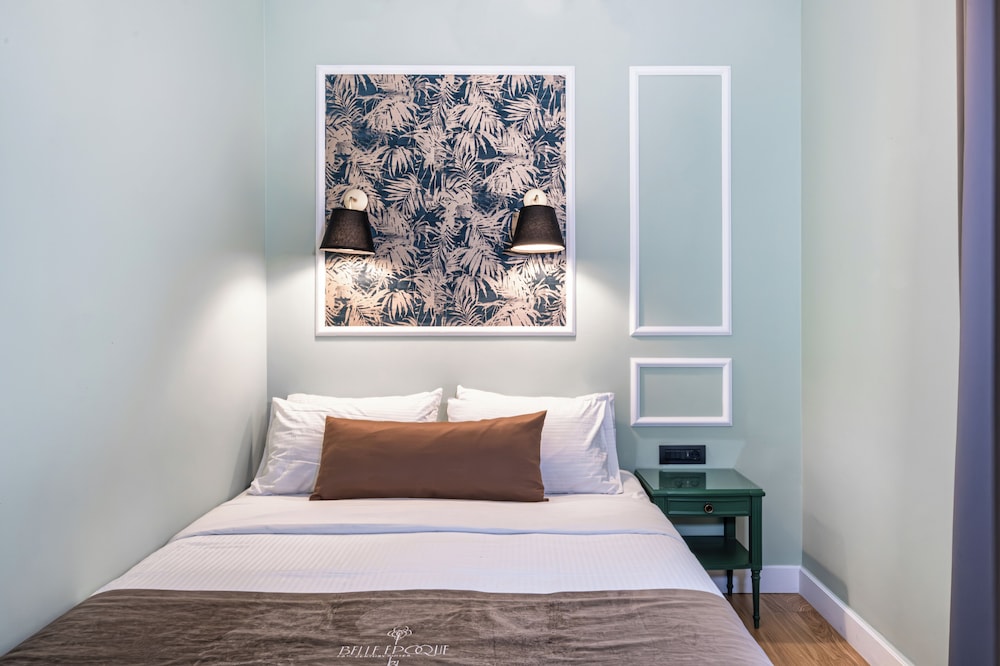 ELEGANT, QUEEN BED