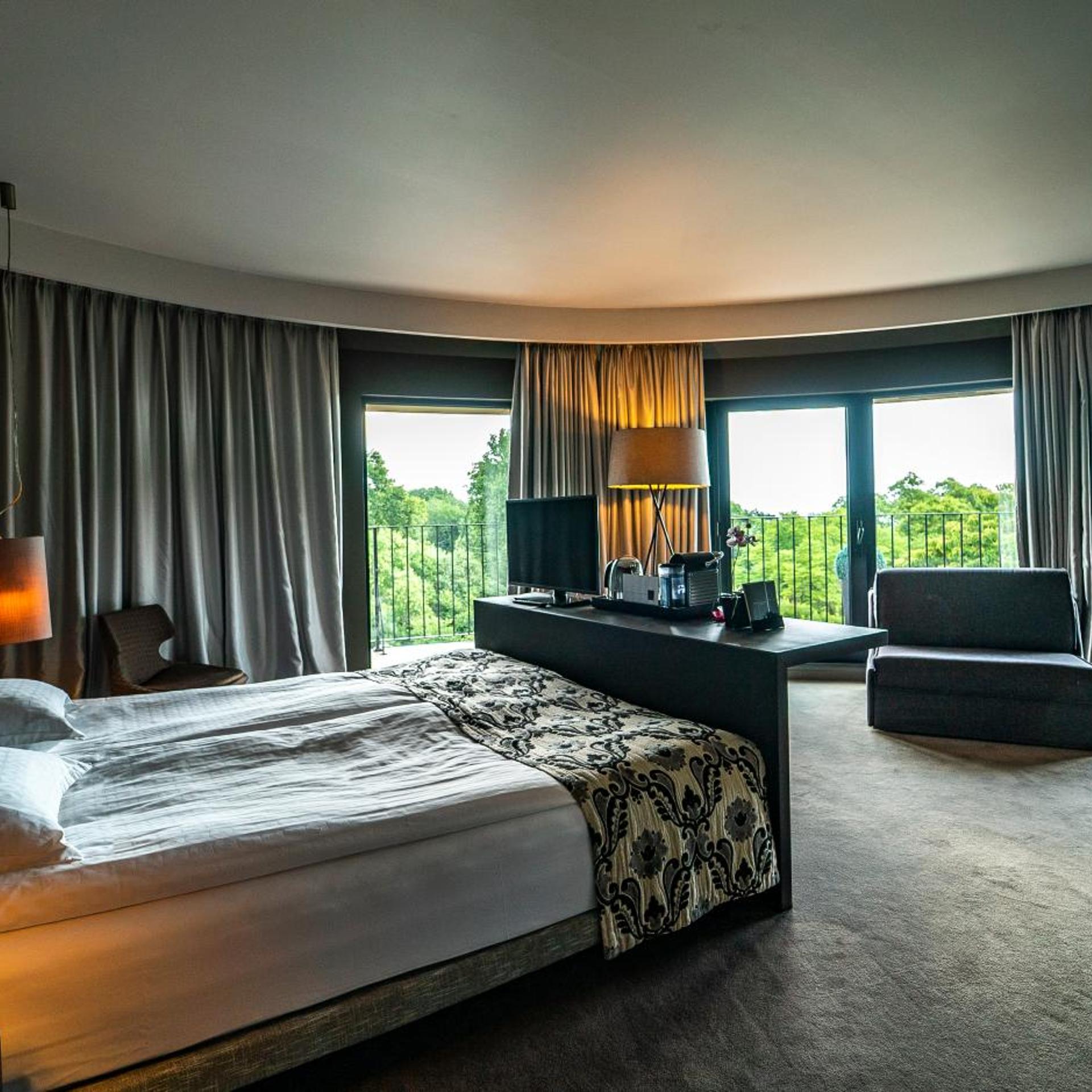 Middle, Suite, King Bed