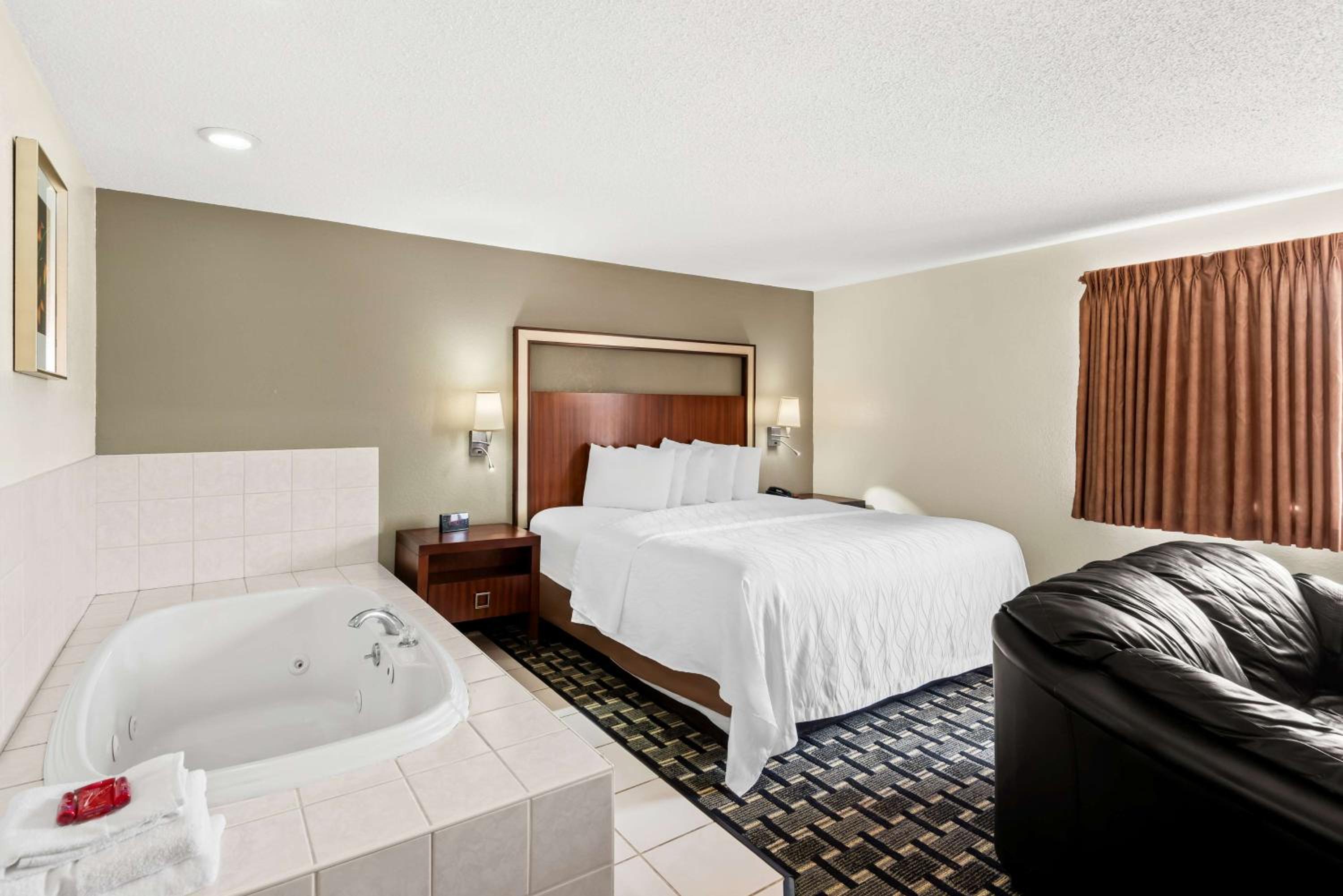 Suite, King Bed, Hot Tub