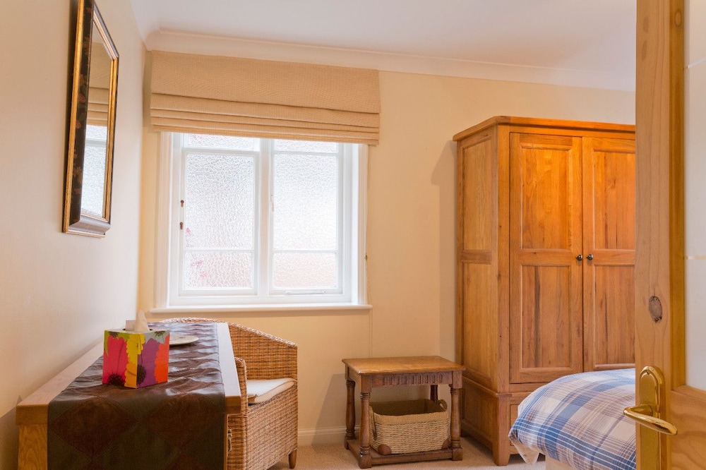 Poplar House Serviced Apartments 11/27
