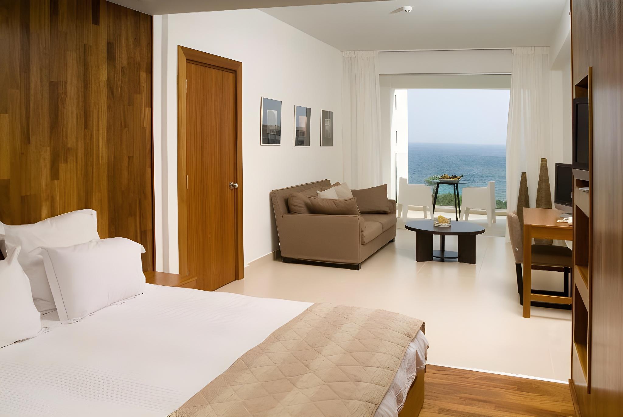 Junior Suite, Double Bed, Pool and Sea View
