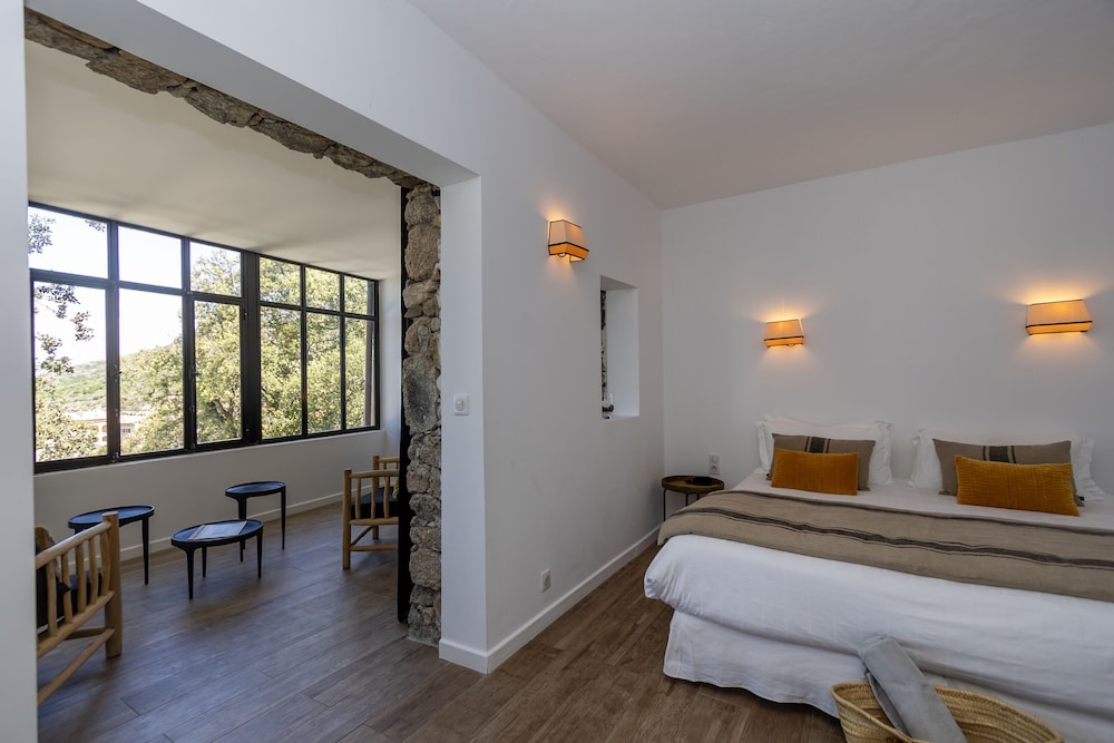 Lama, House, King Bed