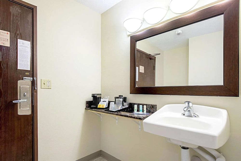 Norwood Inn & Suites Milwaukee 41/43