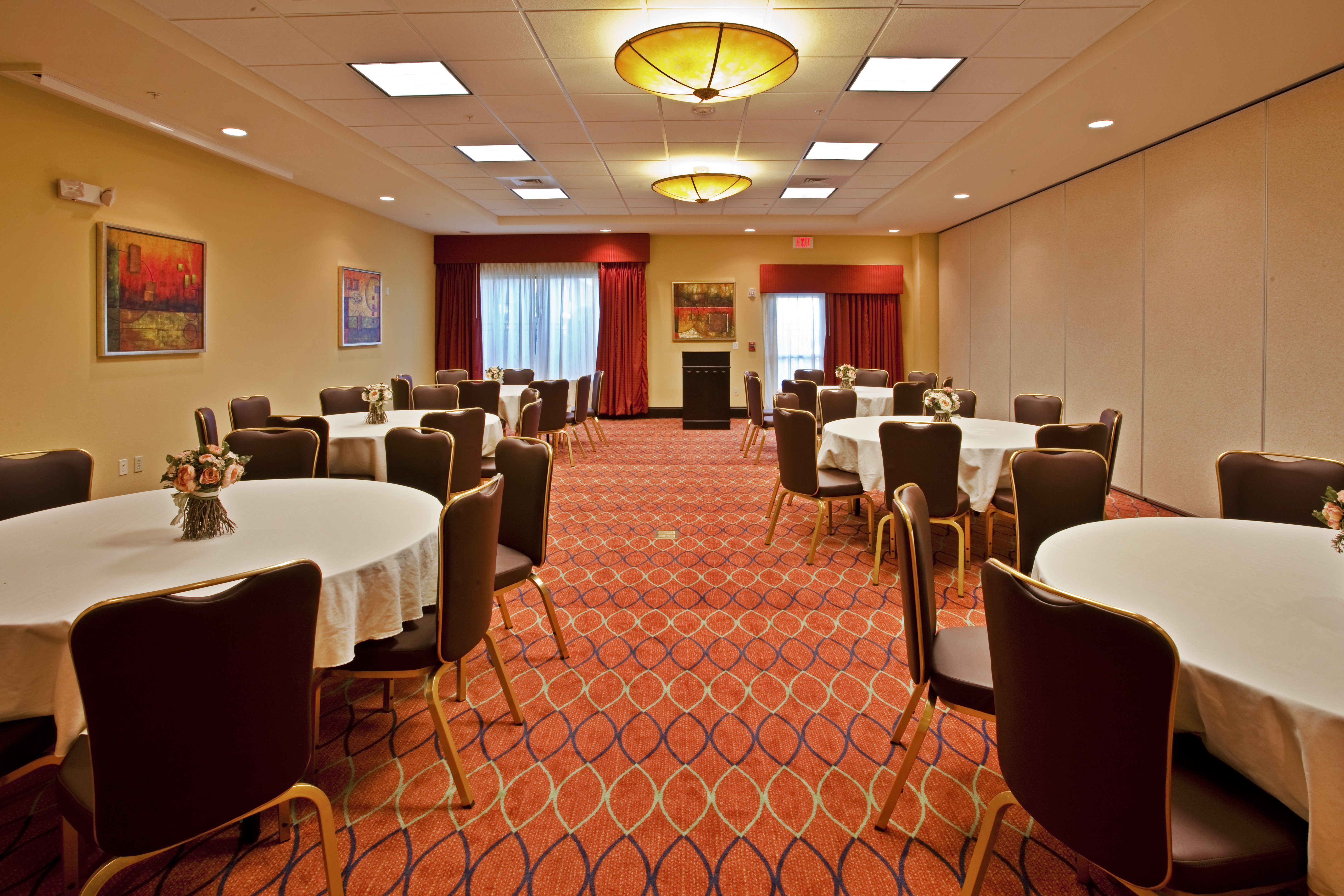 Holiday Inn Express and Suites Orlando - International Drive 69/79