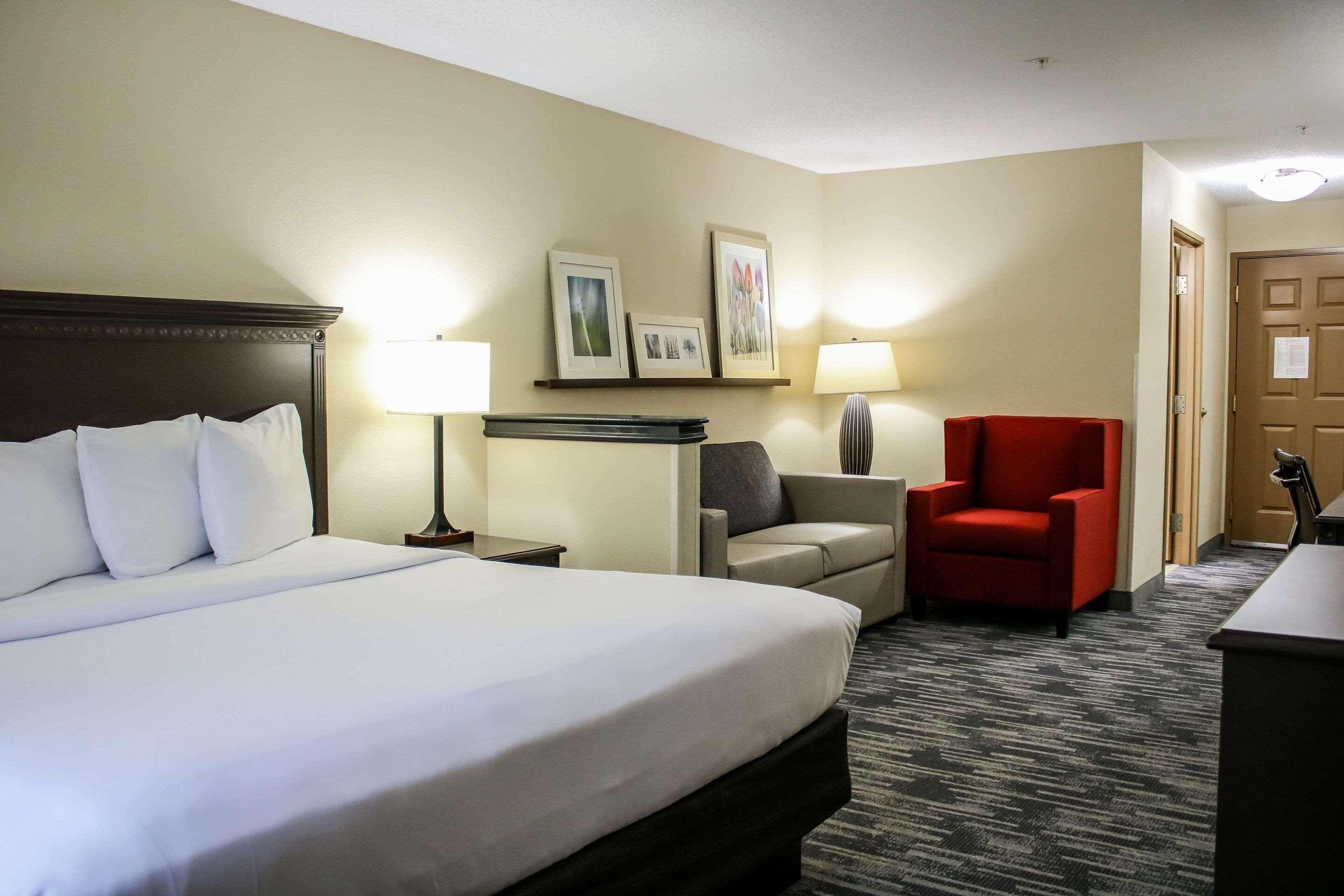 SUITE, KING BED, ACCESSIBLE