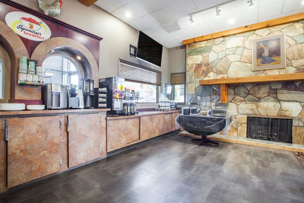Lobby at Super 8 by Wyndham Castlegar BC, CASTLEGAR