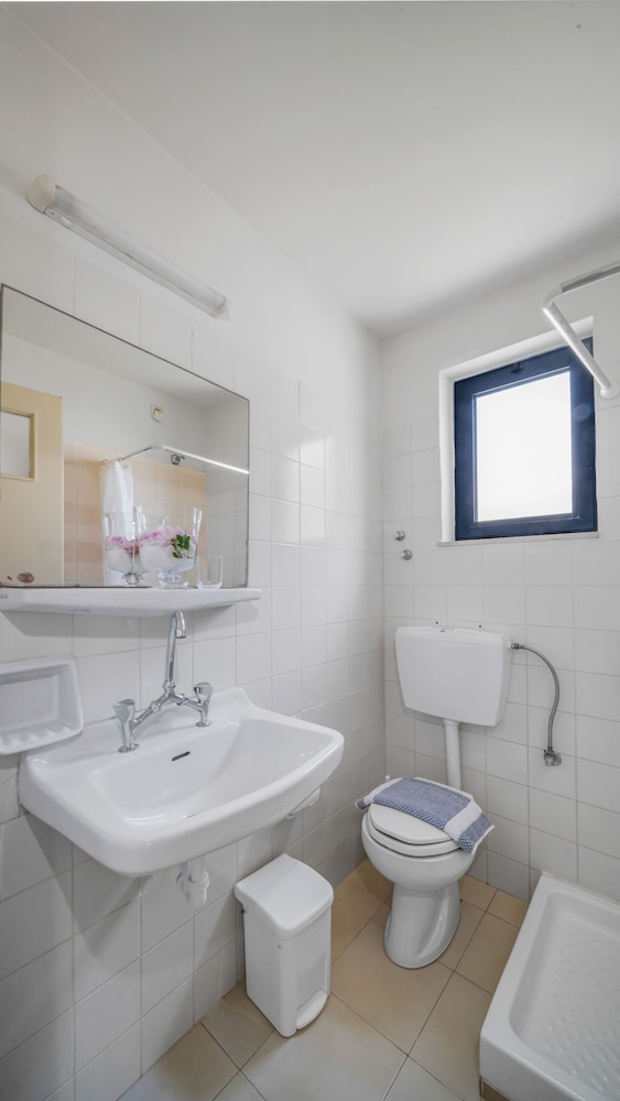 Golden Bay Apartments-Garden Haven 87/87