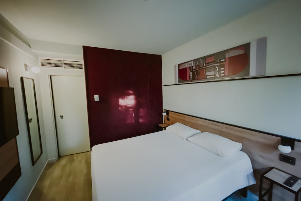 Ibis Mendoza 8/71