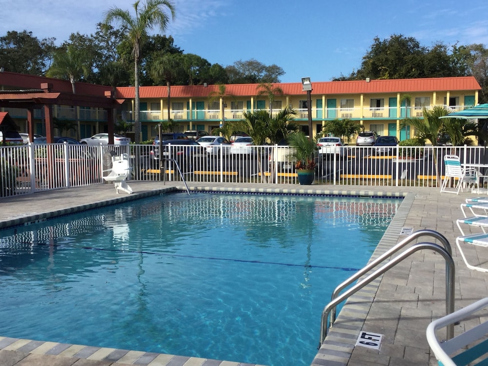 Super 8 By Wyndham Sarasota Near Siesta Key 4/29