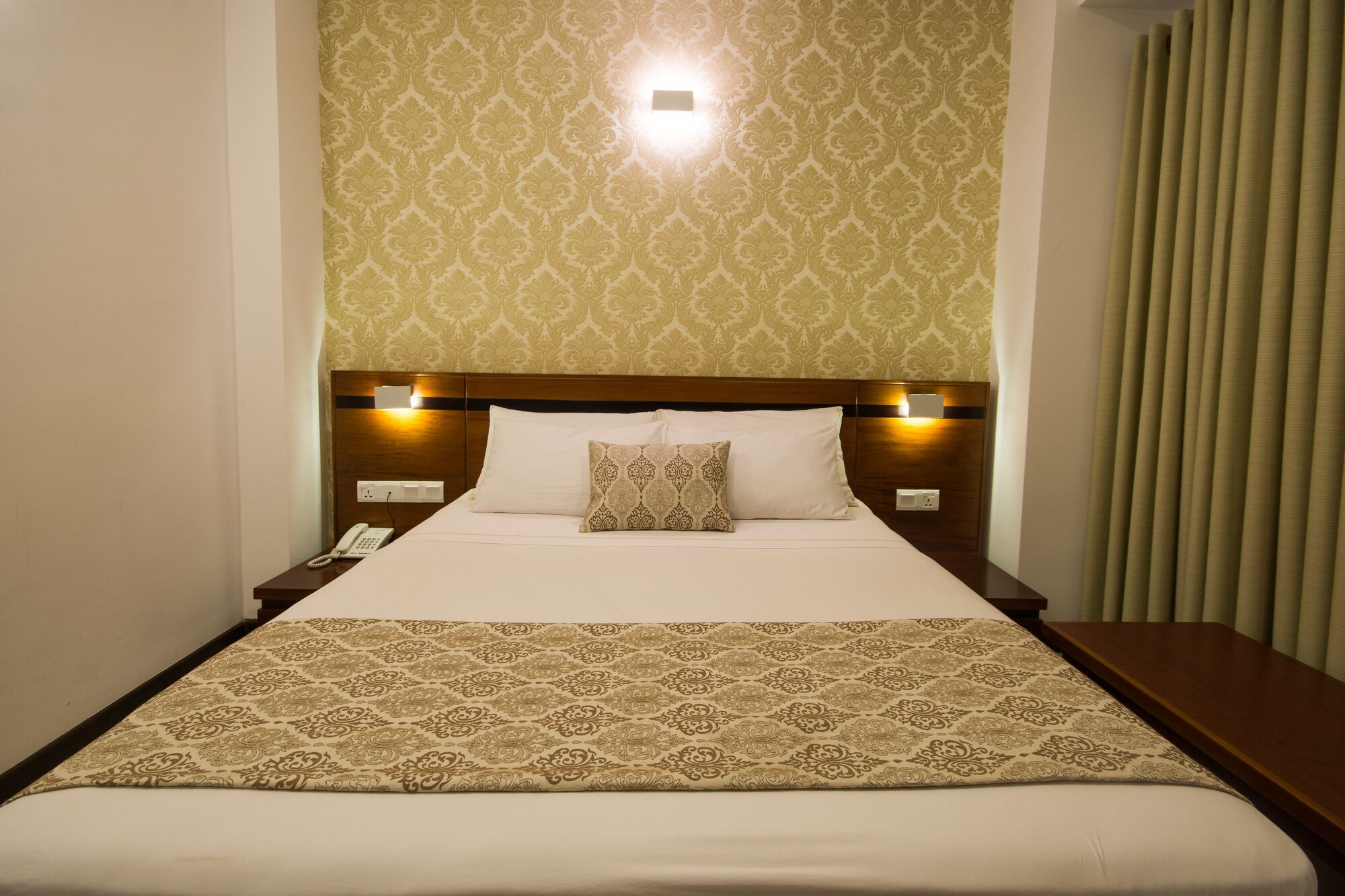 DELUXE, DOUBLE BED, NO BALCONY