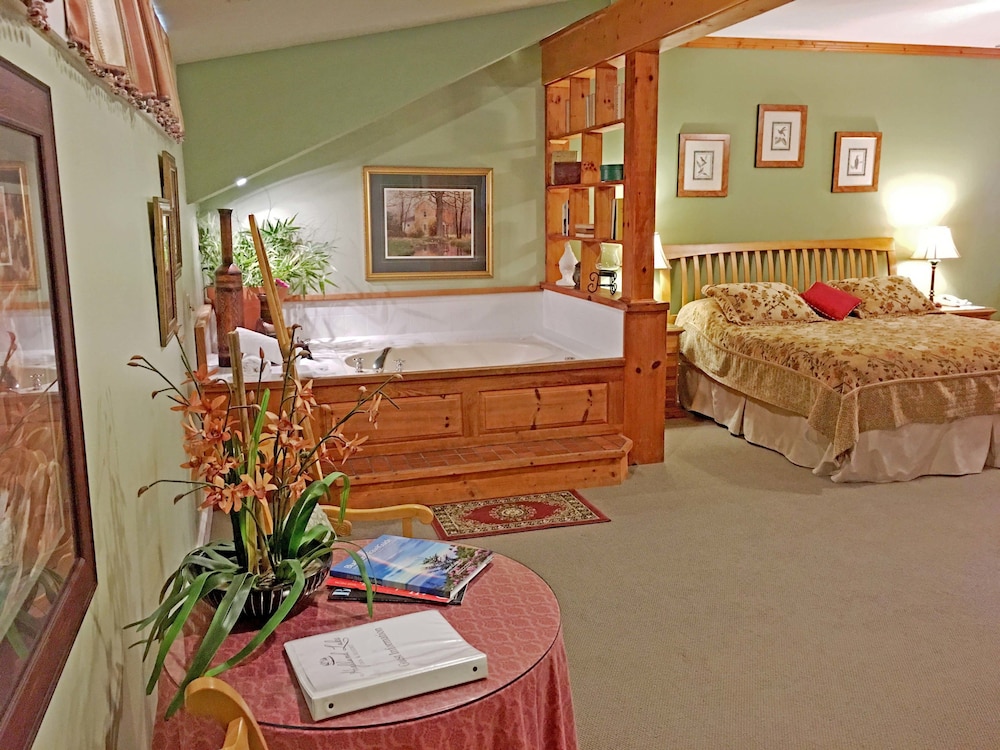 Highland Lake Inn & Resort 35/77
