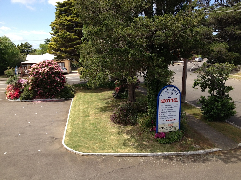 The 3 Explorers Motel 23/35