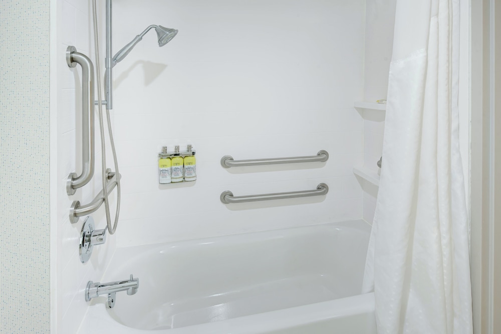 Holiday Inn Express & Suites West Long Branch - Eatontown 74/74