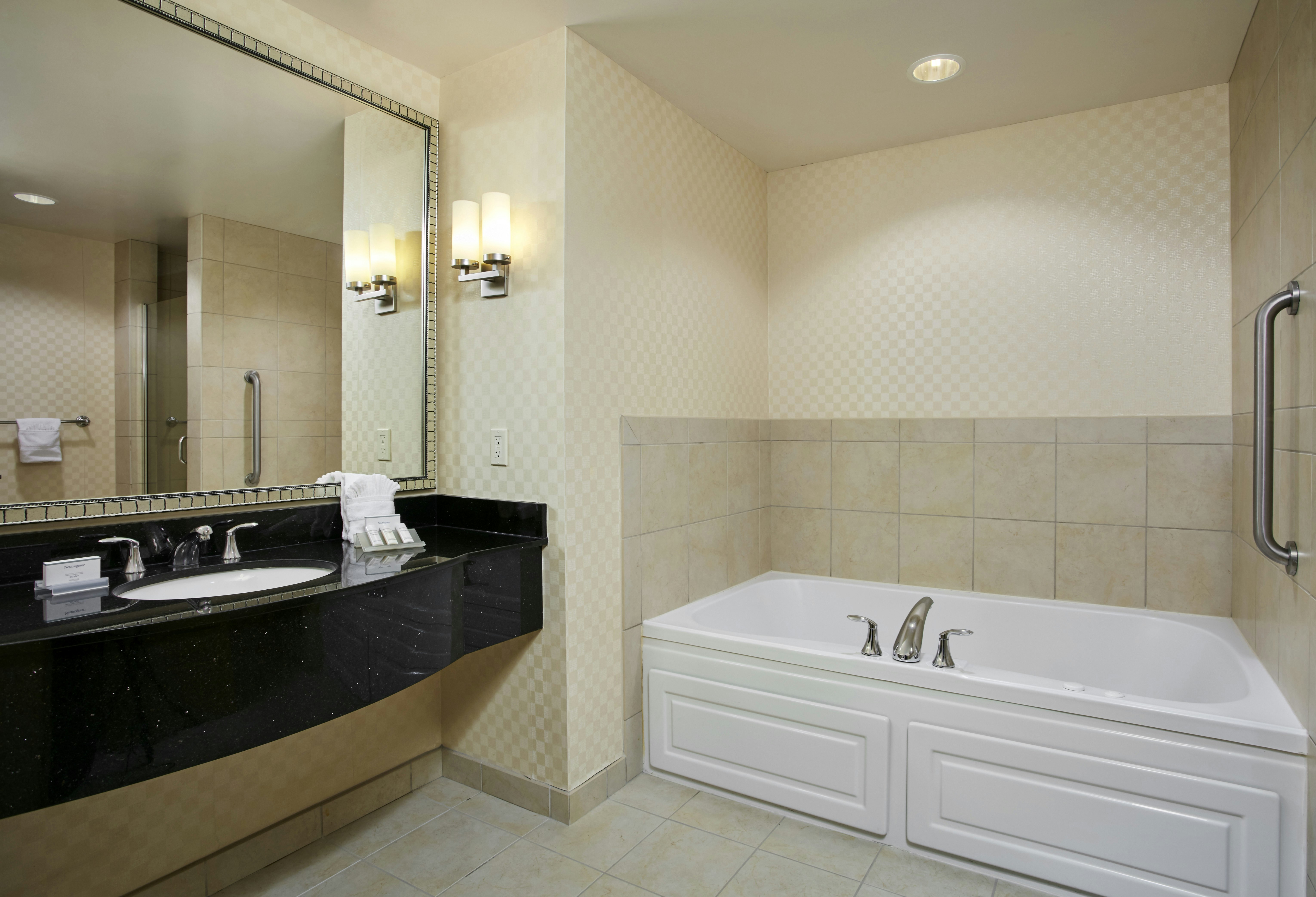 جناح بسرير كينج بحوض جاكوزي، Hilton Garden Inn Rockville-Gaithersburg 3/3