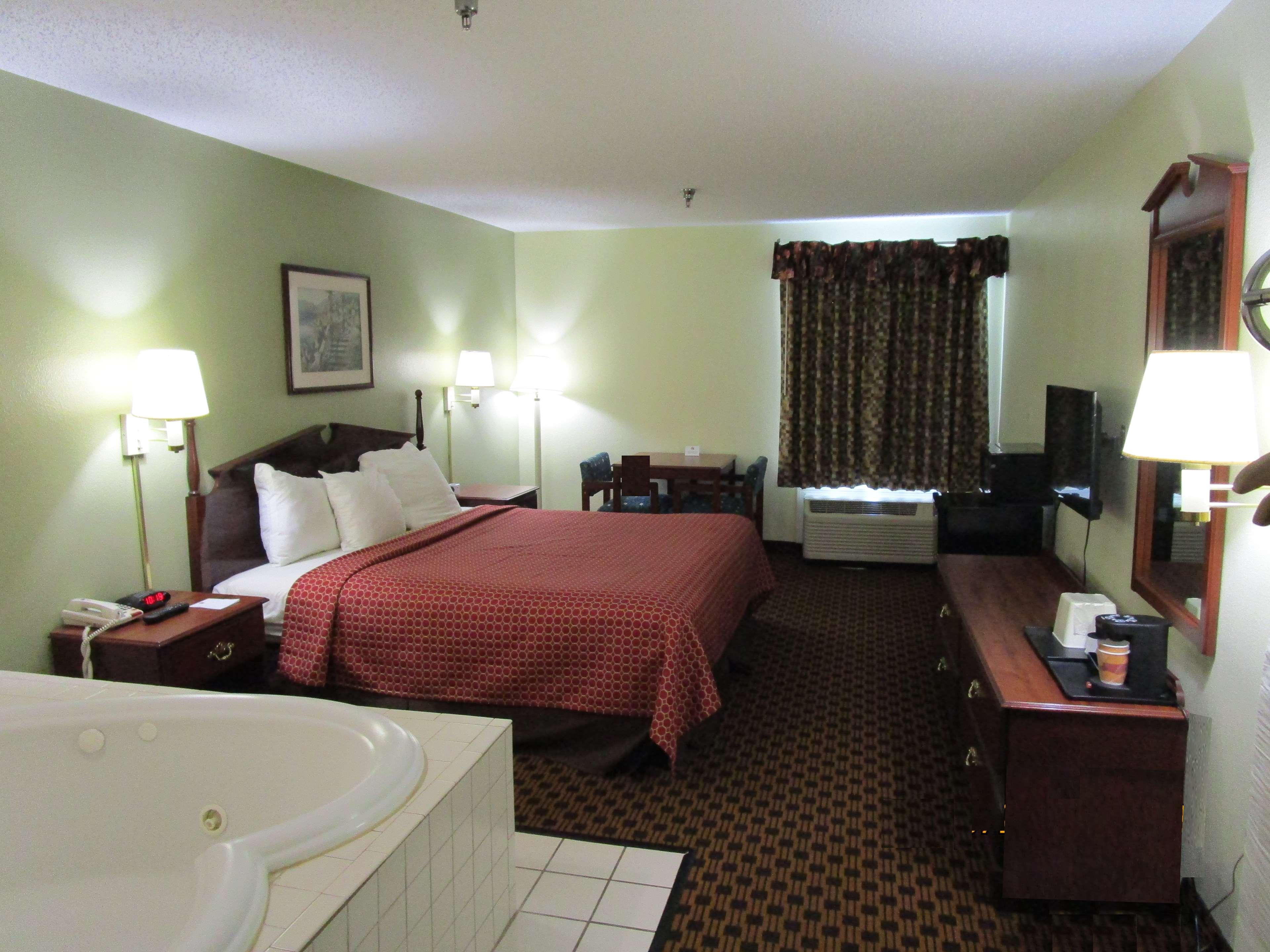 Suite, King Bed 3/5
