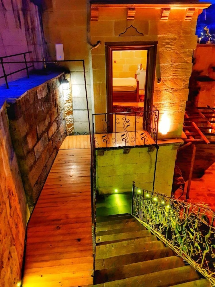 Vineyard Cave Hotel 70/98