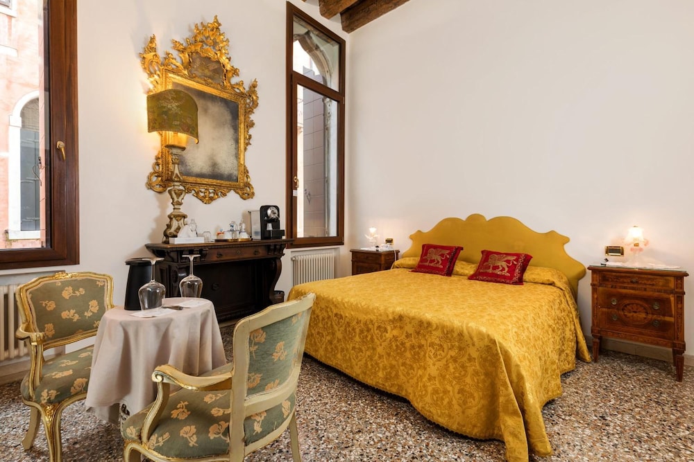 Luxury Venetian Rooms 24/39