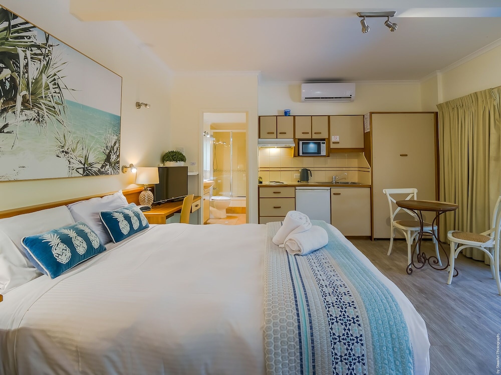 Deluxe, Studio, Queen Bed, Pool View