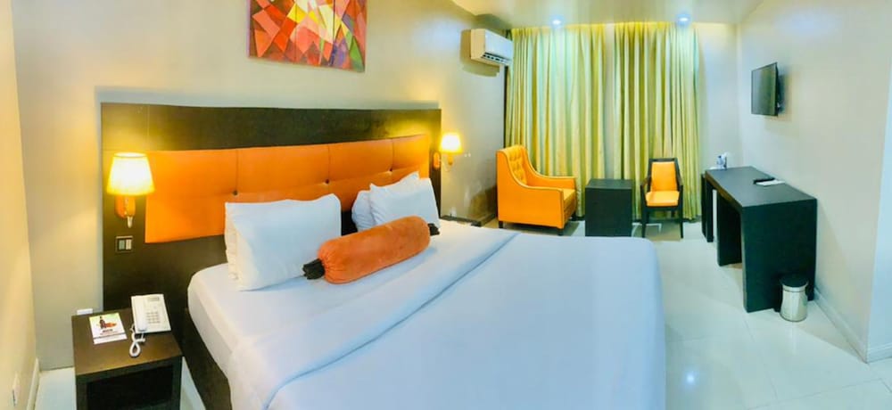 Oakspring Hotel &amp; Luxury Suites 26/50