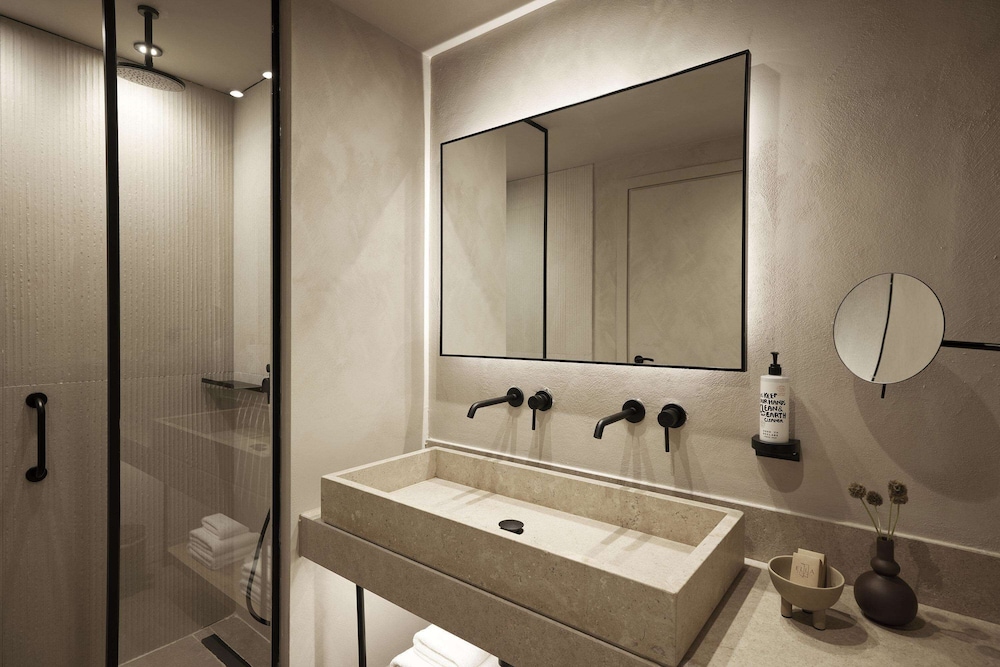 Junior Suite, Queen Bed, Pool View, Shared Pool, Sofa، Ella Helea 3/3