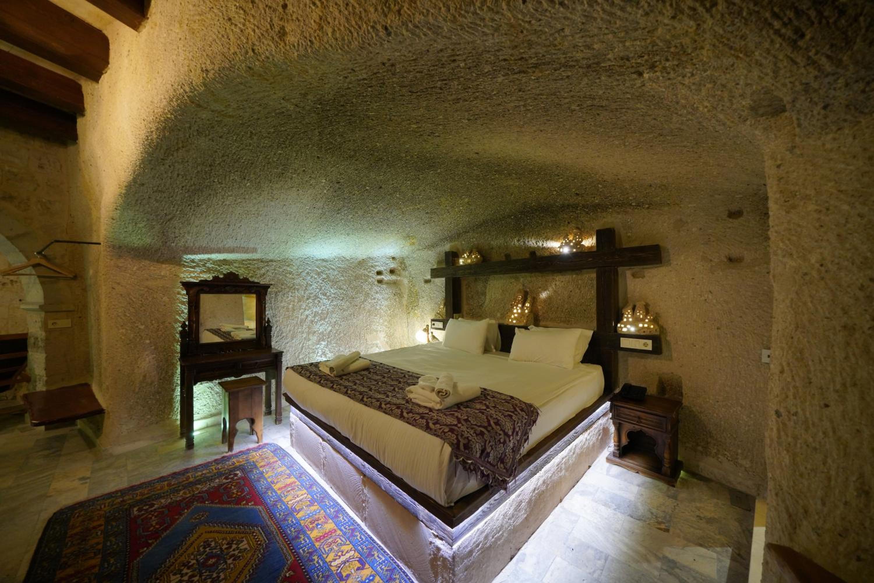 Suite, King Bed, Balcony