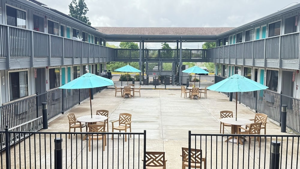 PepperTree Inn 64/67