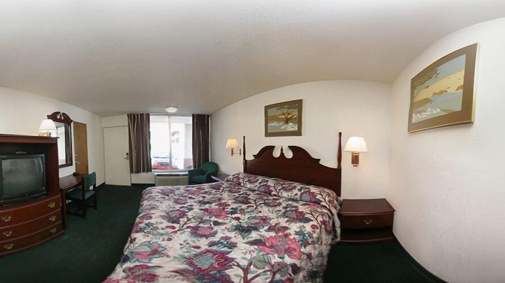 غرفة قياسية بسرير كينج، Super 8 By Wyndham Oklahoma Fairgrounds 2/3