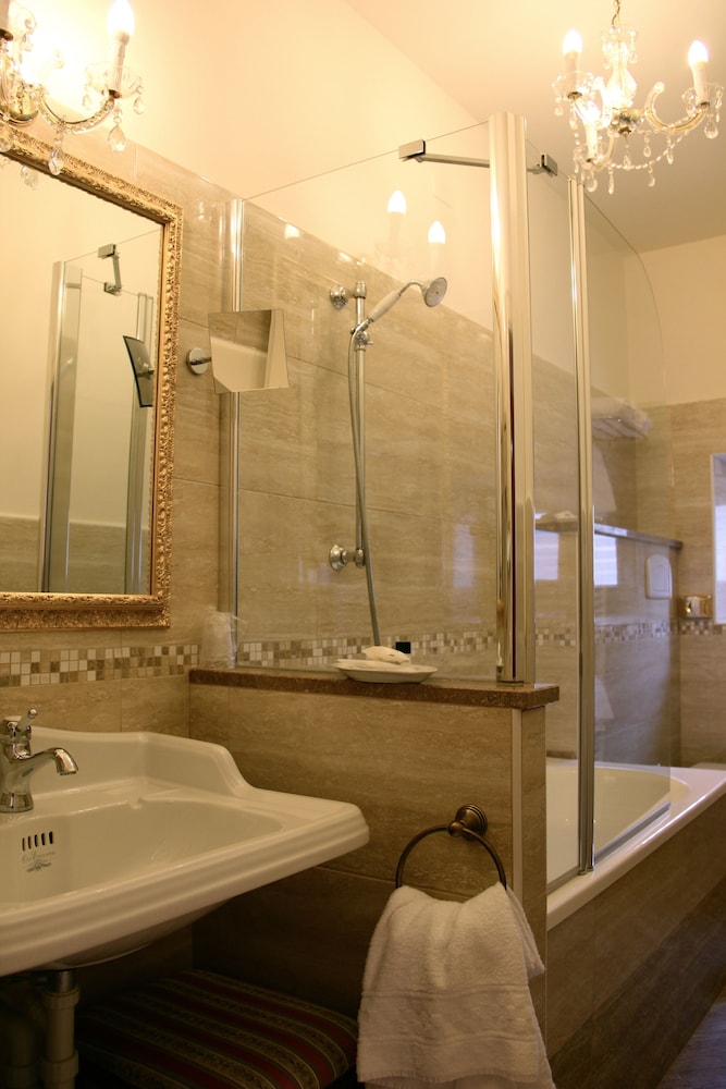 Superior, Queen Bed, Hotel Continentale 6/6