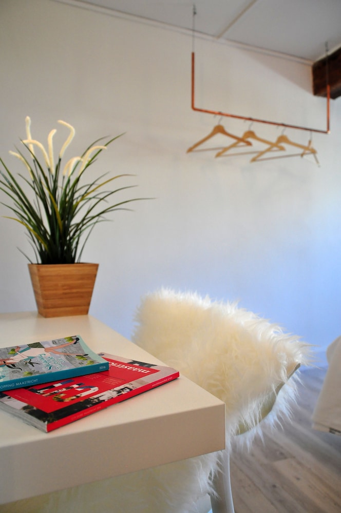 Hotel Beez NO.106 12/45
